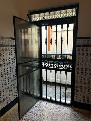 Puerta de hierro con cristales