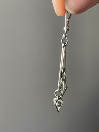 Pendiente largo metálico plateado