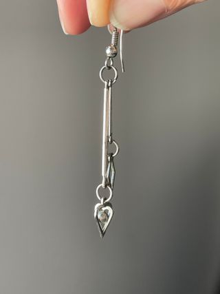 Pendiente largo metálico plateado