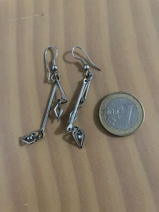 Pendiente largo metálico plateado