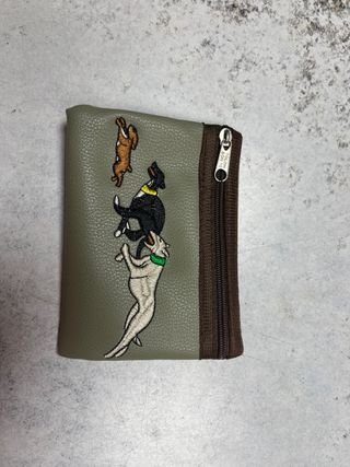 Monedero con cremallera y perros bordados