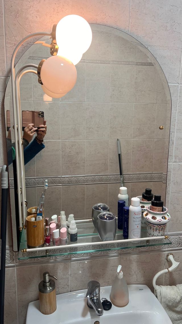 Espejo de baño con marco metálico