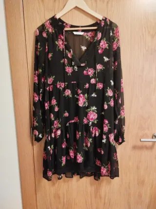 Vestido negro con flores rosas
