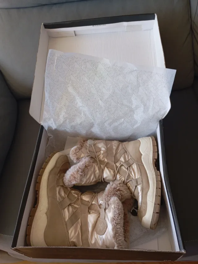 Botas caña media Xti Kids niña beige/dorado