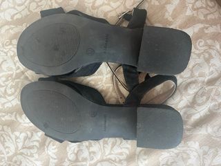 Sandalias negras con tacón bajo