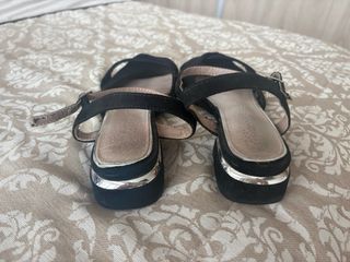 Sandalias negras con tacón bajo