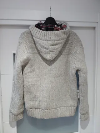 Sudadera de lana beige con capucha y forro cuadros