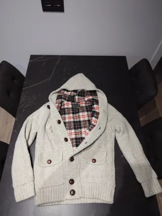 Sudadera de lana beige con capucha y forro cuadros