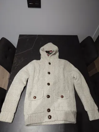 Sudadera de lana beige con capucha y forro cuadros