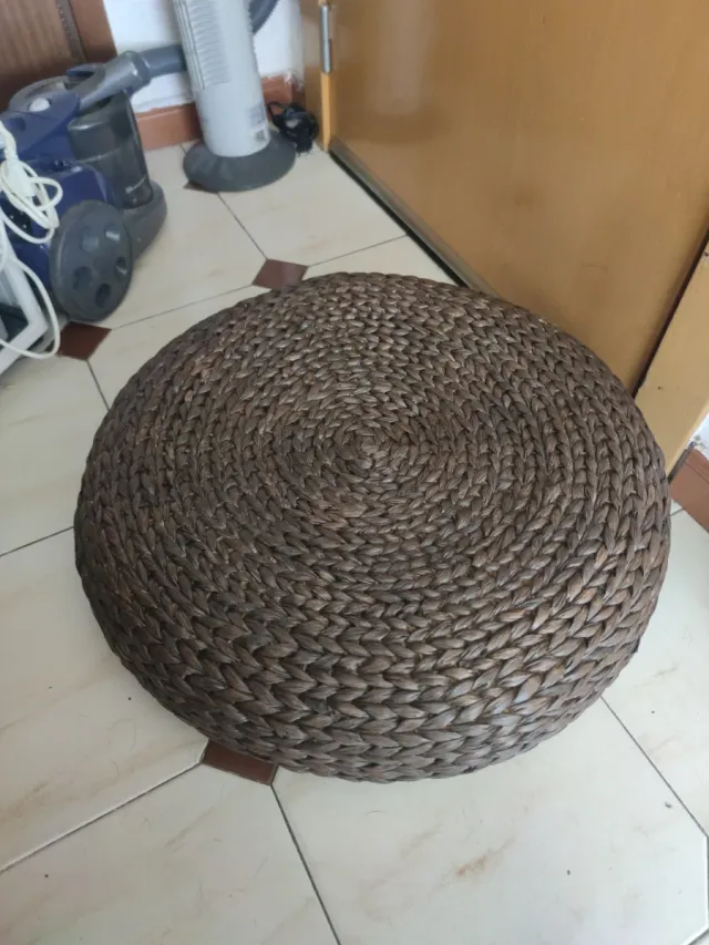 Puf redondo tejido marrón