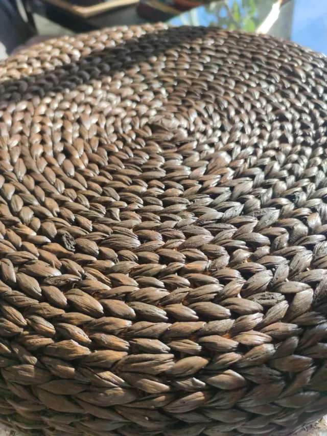 Puf redondo tejido marrón