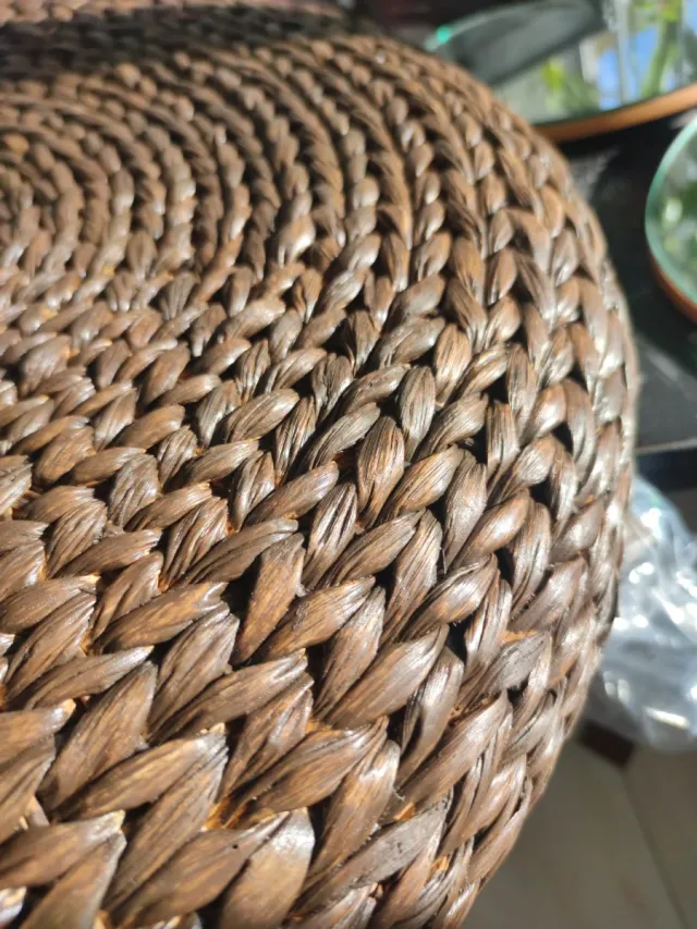 Puf redondo tejido marrón