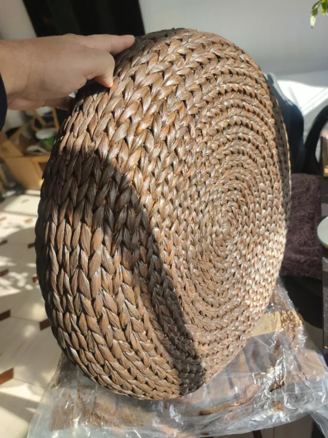 Puf redondo tejido marrón