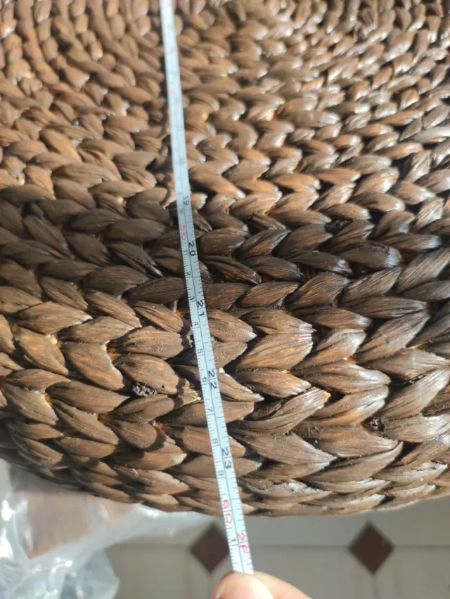 Puf redondo tejido marrón