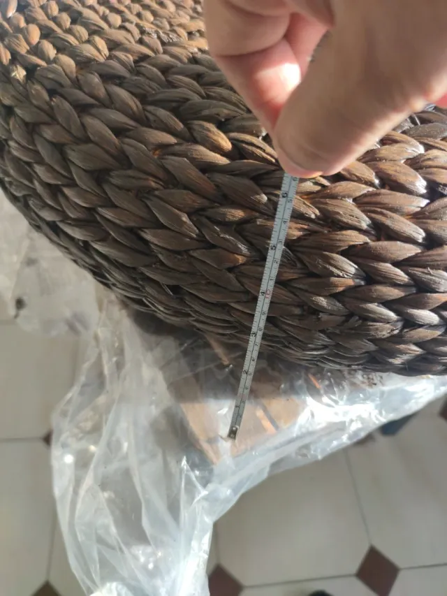 Puf redondo tejido marrón