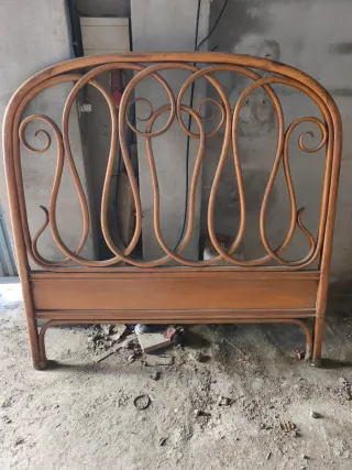 Cabecero de cama antiguo de Thonet