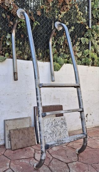 Escalera para piscina de metal