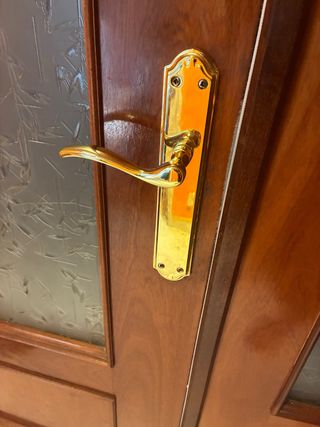 Tirador de puerta dorado