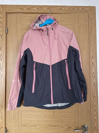 Chubasquero gris y rosa con capucha