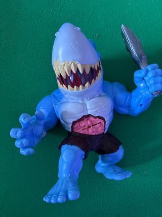 Muñeco Tiburón Azul con Arma