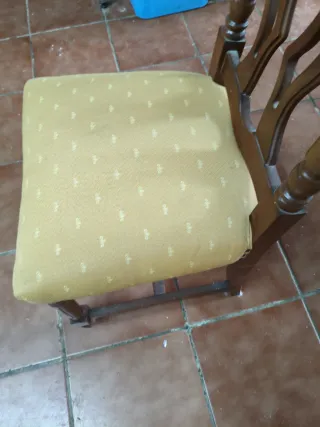 Silla de madera con asiento tapizado