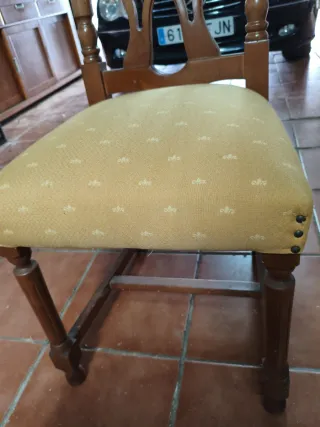 Silla de madera con asiento tapizado