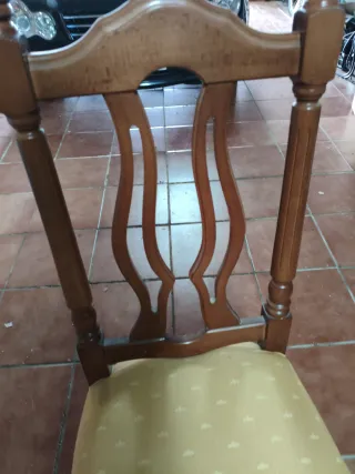 Silla de madera con asiento tapizado