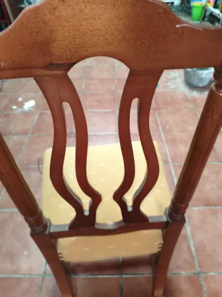 Silla de madera con asiento tapizado