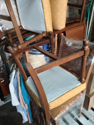 Silla de madera con asiento tapizado