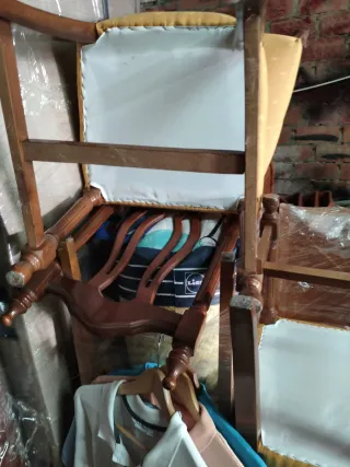 Silla de madera con asiento tapizado