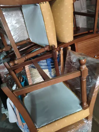 Silla de madera con asiento tapizado
