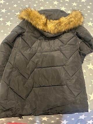 Plumífero negro con capucha y pelo