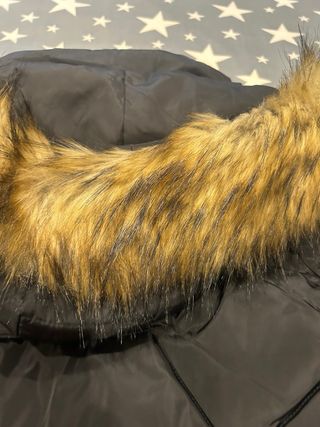 Plumífero negro con capucha y pelo