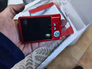 Cámara Digital Avery Best 21 MP Roja