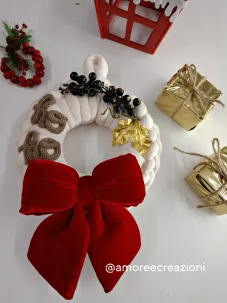 Ghirlanda natalizia decorata