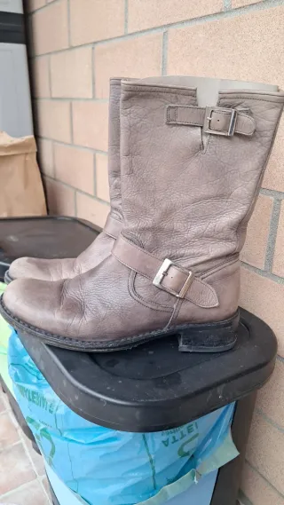 Stivaletti grigi con fibbia