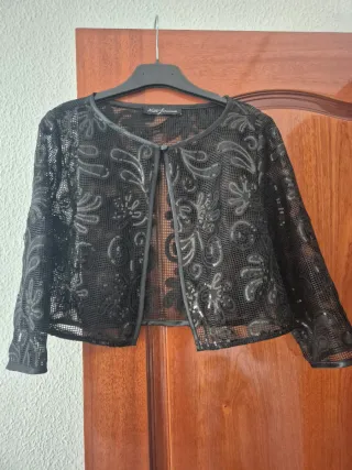 Chaqueta corta encaje negro y vestido bicolor.