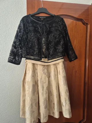 Chaqueta corta encaje negro y vestido bicolor.