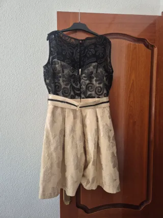 Chaqueta corta encaje negro y vestido bicolor.