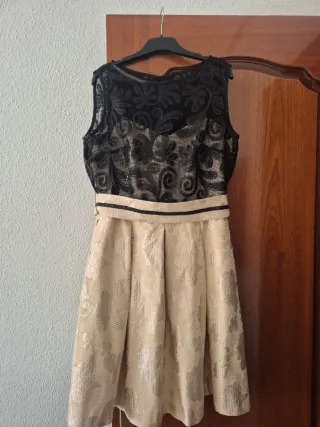 Chaqueta corta encaje negro y vestido bicolor.