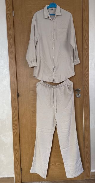 Conjunto beige camisa y pantalón