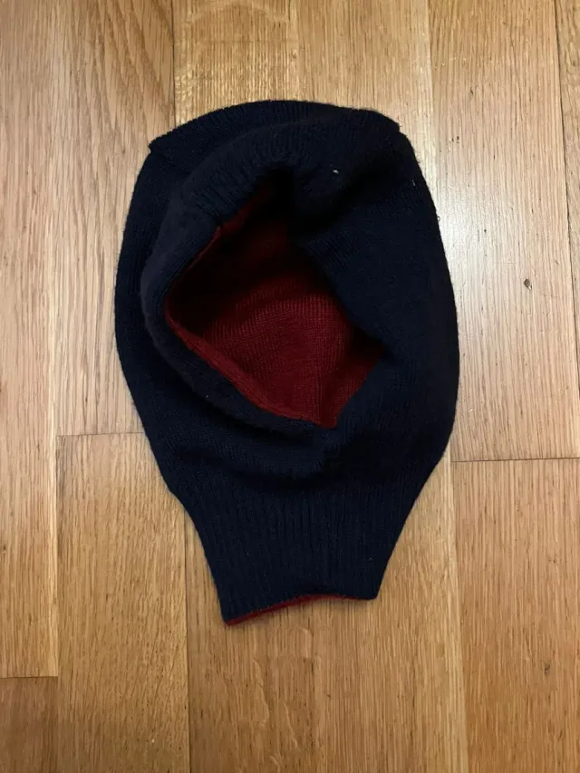 Gorro de lana azul marino y burdeos