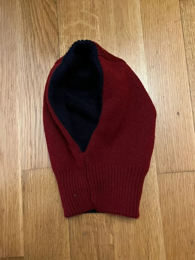 Gorro de lana azul marino y burdeos