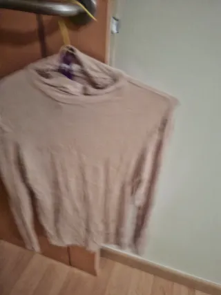 Camiseta cuello vuelto beige