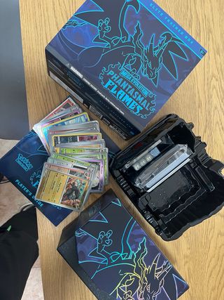 Caja Entrenador Élite Pokémon Phantasmals Flames