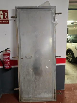 Puerta de garaje de hierro con cerradura.