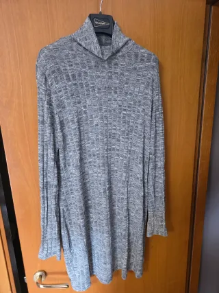 Vestido fino gris cuello alto