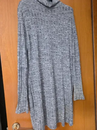 Vestido fino gris cuello alto
