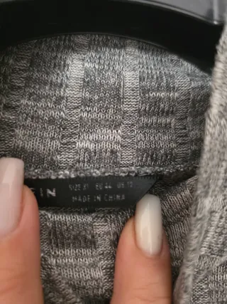 Vestido fino gris cuello alto