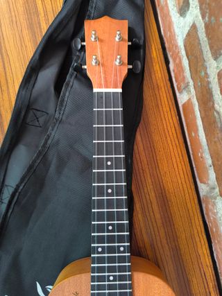 Ukelele Concierto con funda y accesorios - Nuevo